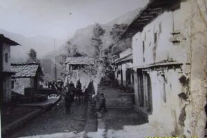 गोपेश्वर में गोपीनाथ मंदिर के समीप प्राचीन चट्टी Old photo of chatti near Gopinath Temple in Gopeshwar